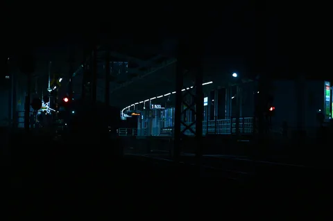 駅の静寂、夜の闇と光