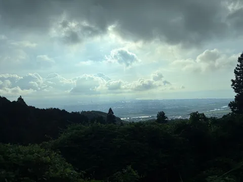 曇り空の下、広がる街並み
