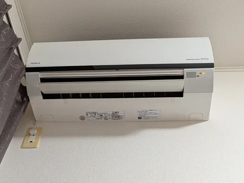 白い空調機、その機能美