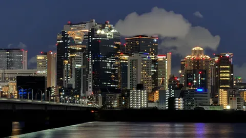 都会の夜景、水面に映る光の粒