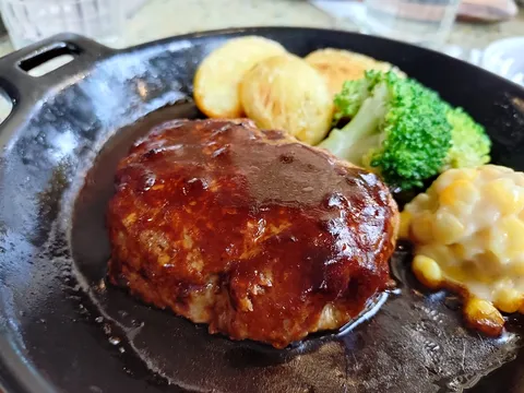 肉汁溢れるハンバーグ