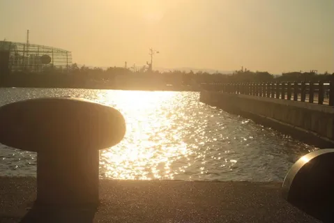 夕陽に照らされる波止場