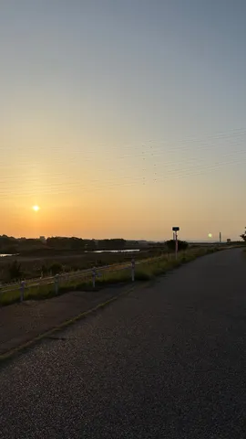 茜空と道、静かな夕暮れ