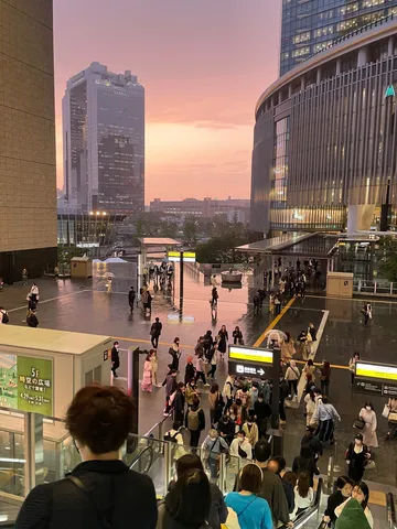 夕暮れの街で人の流れ光る