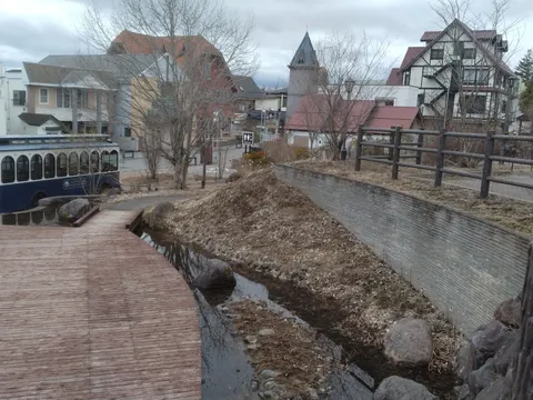 冬の街角と水辺の風景