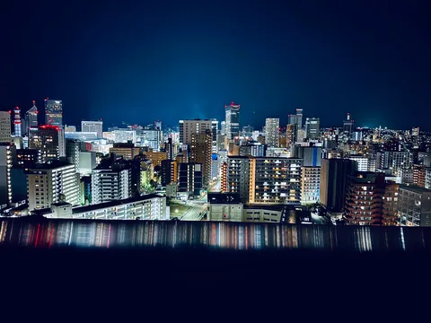 夜景に映る都会の灯り