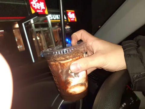 夜の車内に広がるチョコの余韻