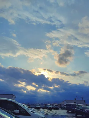 夕焼け、停车场、そして青い空