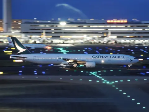滑走路に光の軌跡を描く夜の飛行機