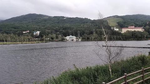 湖畔に佇むリゾート