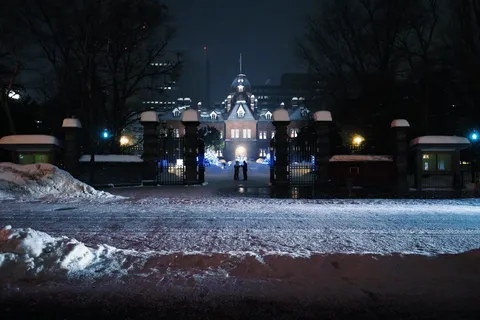 雪降る夜の歴史的建造物