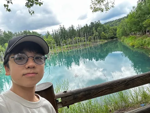 青い水面に映る空と森