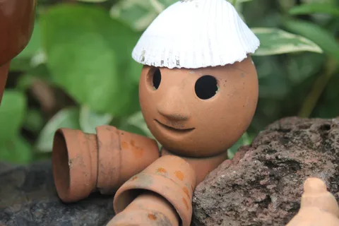 貝殻帽子の素焼き人形