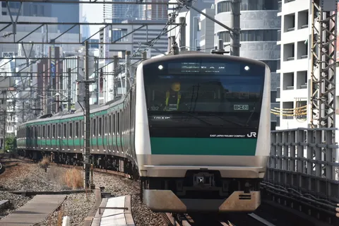 都市のカーブを滑る列車