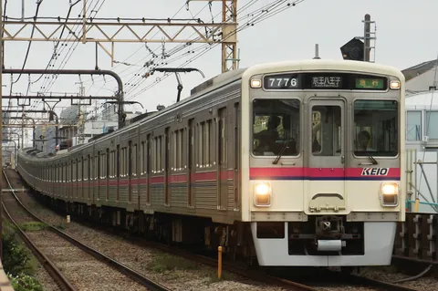 夕暮れの横顔電車