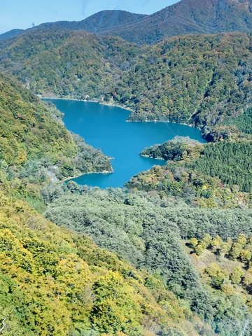 山間に輝くターコイズブルー