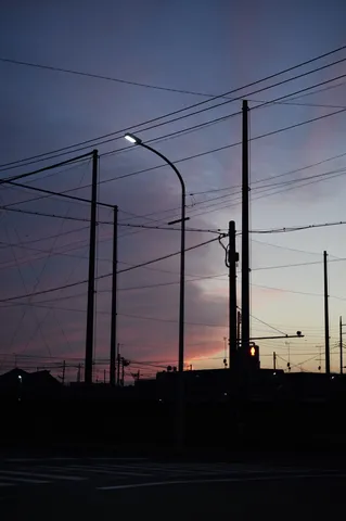 夕暮れの街と電線の影