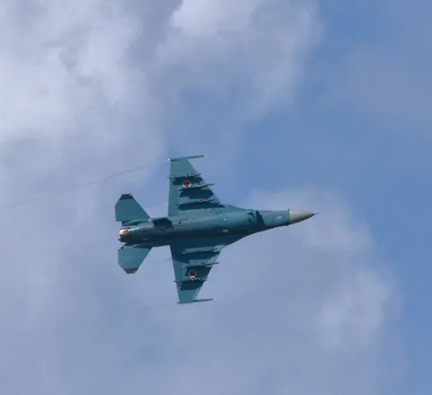 青空を滑る機影