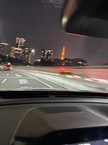 夜景を駆け抜けるドライブ