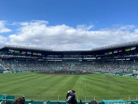 青空と緑のグラウンド