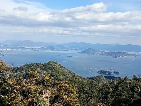青い海と緑の島々のパノラマ