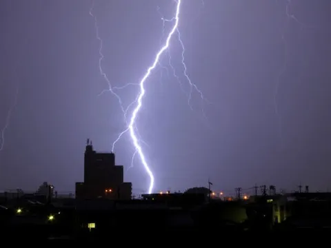 稲妻が走る夜景