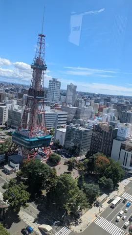 都会の空を貫く鉄塔の眺め