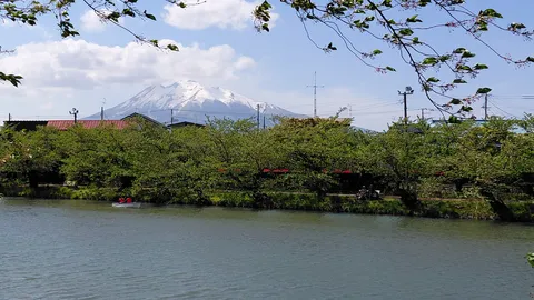 雪を纏った山と湖、静かな舟旅