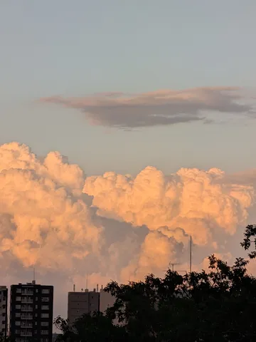 夕焼けに染まる雲と街並み