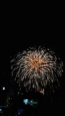 夜空に咲く花火の輝き