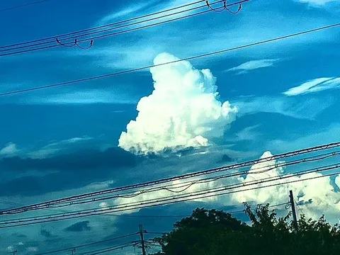 空に浮かぶ神秘の巨雲