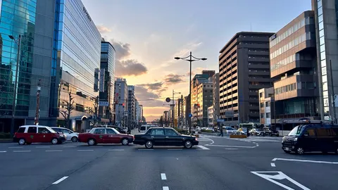 夕焼けに染まる街路