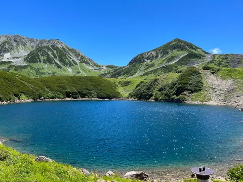 吸い込まれるような青の湖