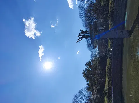 光が降り注ぐ水辺の像