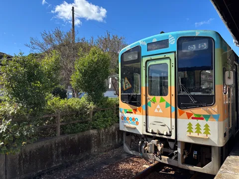 青空に停まる彩りの電車