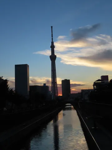 夕暮れ時の水辺とタワー