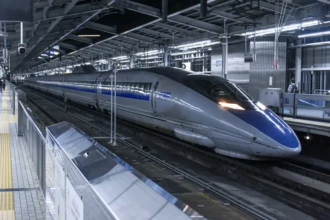 疾走する未来、駅の静寂