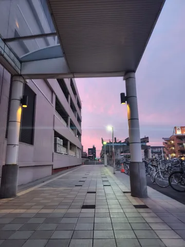 空と歩道、日常の夕景