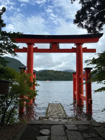湖へ続く朱色の鳥居