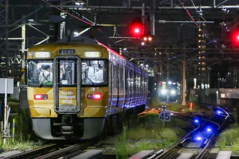 夜の線路に浮かぶ列車の影