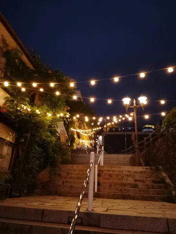 夜を照らす、光の階段
