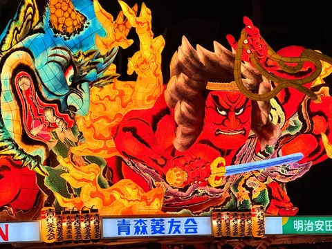 夜空に躍る炎の精霊