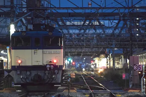 夜の鉄路、EF64の佇まい