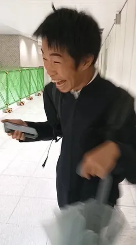 笑いが連なる廊下