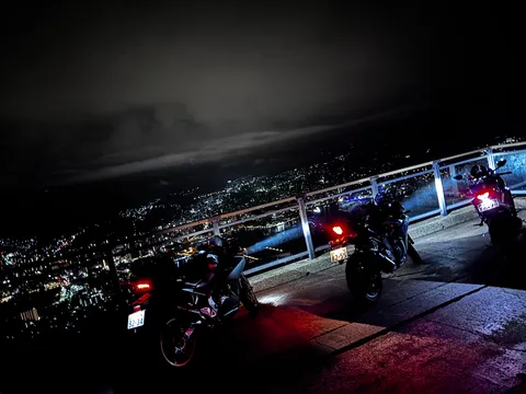 夜景を背負うテールランプ