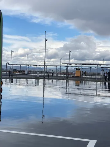 雨上がりの空と路面のコントラスト
