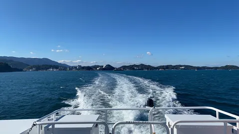 船旅の足跡と広がる青い海