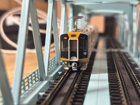 青い橋をゆく小さな列車