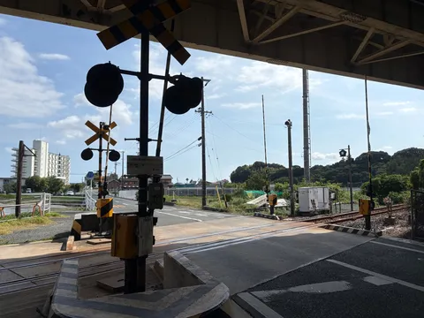 踏切の信号機、今日も安全運行