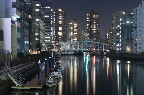 都市の夜を映す水面